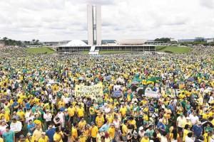 Brasil: se vuelcan en las calles contra Dilma Brasil: se vuelcan en las calles contra Dilma